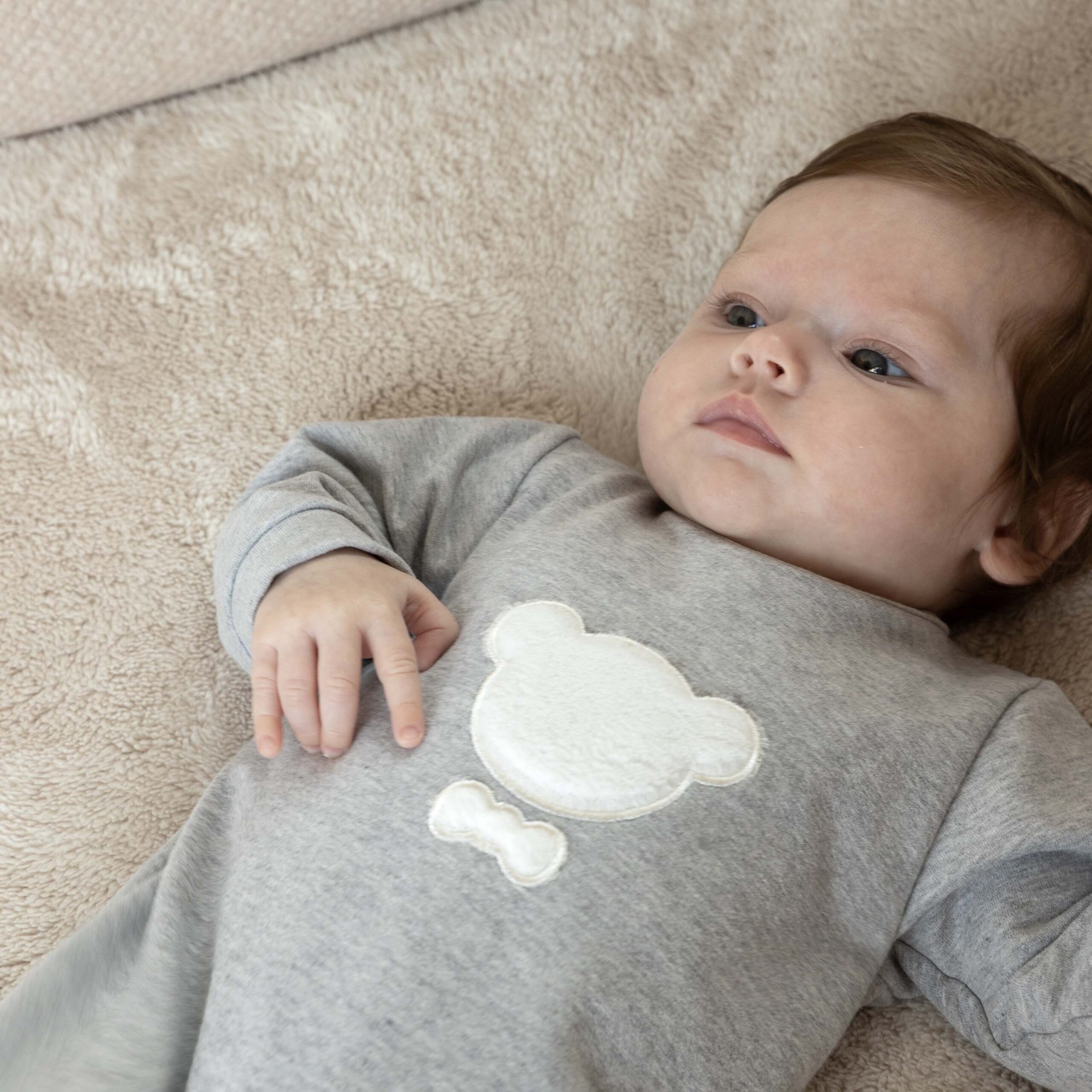 living-nature-babykledij-babypakjes-noa-jersey-teddy-beer-grijs-wit-4-scaled living-nature-babykledij-babypakjes-noa-jersey-teddy-beer-grijs-wit-4-scaled